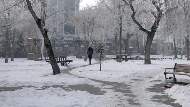 Sokaa kma kstlamas sebebiyle, kstlamadan muaf tutulanlarn dnda kimsenin olmad kentte, caddeler bo kald.