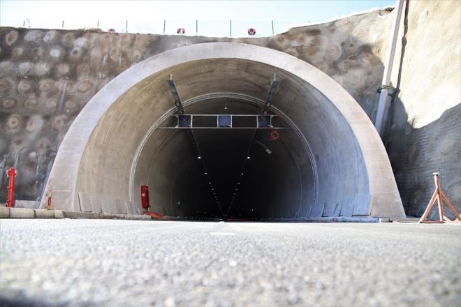 Proje, ayrca zaman ve akaryakttan da tasarruf edilerek ekonomiye katk salayacak. Ykleme testleri biten yeni Kmrhan Kprs yarn alyor. Aln Cumhurbakan Recep Tayyip Erdoan'n telekonferans yntemiyle, Ulatrma ve Altyap Bakan Adil Karaismailolu'nun Kmrhan Kprs'nde katlm ile yaplaca aktarld.
