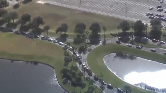 Florida'da corona virs as olmak isteyenler, metrelerce kuyruk oluturdu.