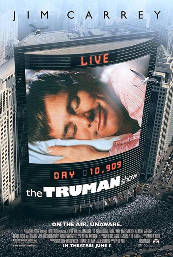 13. Truman Show (1998)  <br>  Dnyann en gzel adalarndan birinde yaayan halk imrenilecek derecede topik bir hayat srmektedir. Bu adada yaayan insanlar her gne mutlu uyanp herhangi bir sorunla karlamadan gn sonlandryorlardr. Bakarakterimiz Truman da bu ansl insanlardan biridir. Gzel bir ee ve mutlu bir hayata sahip olan Truman, bir gn ldn zannettii babasn bir gn caddede grd ana kadar hayat olduu gibi yaar. Babasn grdne emindir ancak adam bir anda ortalktan kaybolmutur. lerleyen gnlerde eitli gizemli anlar yaayan Truman bir eylerin yolunda gitmediini fark edecek, sahip olduu hayatn gerek olup olmadn anlamaya alacaktr.