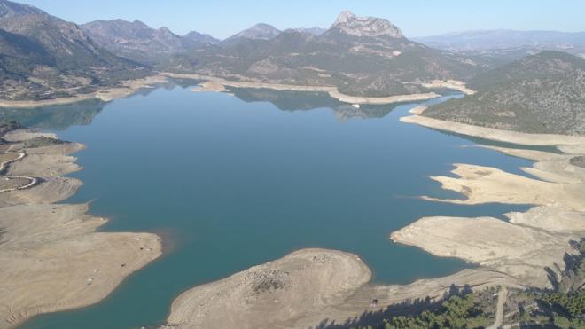 Geen yl sularla kapl Kozan Baraj Gl'n yakndan izleme imkan olmayanlar bu yl oluan adacklar ile 25 dereceyi bulan hava scaklnda balk tutup yazdan kalma gnler ile tatilin keyfini kard.