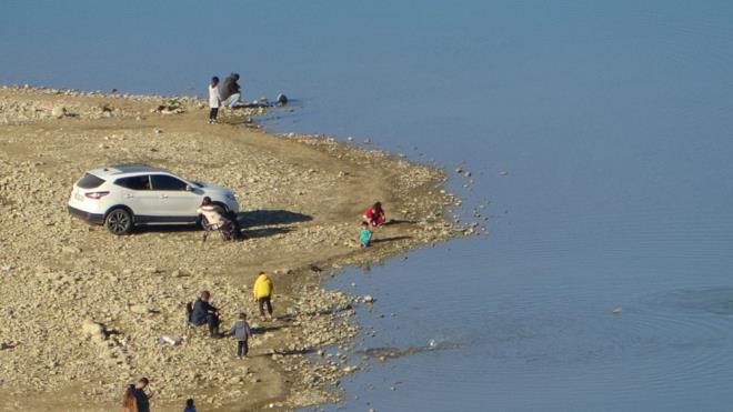 Yazn ar scaklardan bu yana kayda deer bir ya almayan blgede kuraklk nedeni ile baraj glnn suyu iyice azald.