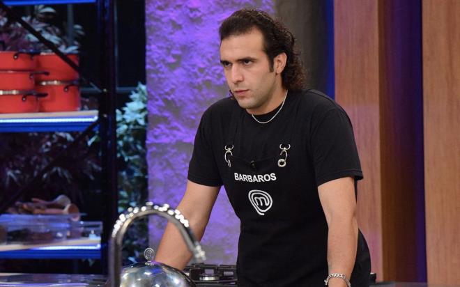 26 yandaki Barbaros Yololu Bodrum Bitez'de bir restorAnda aclk yapyordu. zellikle mutfakta et rnlerinde ve deniz rnlerinde olduka uzman. ngilizce ve Rusa biliyor. Baklar ok tartlan ve zaman zaman sosyal medyada konu olan Barbaros, mutfakta ok dikkatli ve hibir detay karmyor.