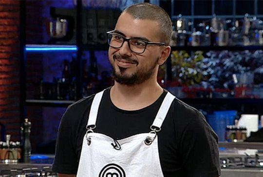 Getiimiz programlarda arkadalarnn ve jri yelerinin ba sal mesajlarnn ardndan Serhat'n nianlsnn babasnn vefat ettii ortaya kmt. Porgramda gz yalarn tutumayan Serhat'n nianls da merak konusu olmutu.