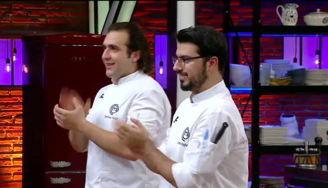 Bugnk byk final gecesinin ilk turunda ise Serhat aradaki 3 puanlk fark kapatt. Balang taba, ana yemek ve tatldan oluan ilk turda Barbaros jurilerden toplam 92 puan alrken Serhat ise 91 puan alarak fark bire drd.