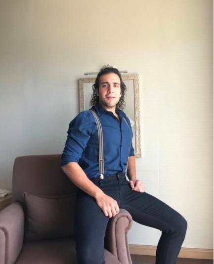 Yaptm yemei beenmediysem kimsenin nne koymam diyen Barbaros Yololu doa tutkunu tam bir hayvansever. Bo zamanlarnda doa ile i ie olmay tercih eden Barbaros Yololu atlk sporu yapyor. Edebiyat ve mzik ile aras iyi ayn zamanda bateri alyor. Aslen Samsun Alaaml.