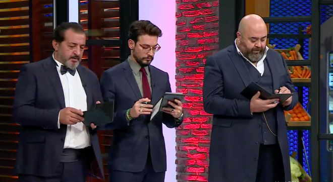 Masterchef Trkiye 2020 byk finali bu gece canl yaynla TV8 ekranlarnda devam ediyor. Masterchef'in birincisi oylama sonucunda belli olacak. Nefesler tutuldu ve gzler Masterchef finalinden kacak birinciye kilitlendi. Serhat Doramac ve Barbaros Yololu bu gece Masterchef'in birincisi olmak iin kyasya yaryor.