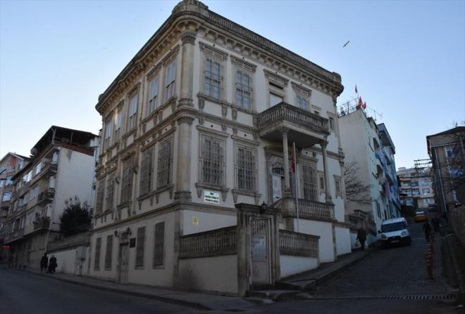 Arkeolojik kaznn tarihi adan neme sahip olduunu da vurgulayan Toparlak, u deerlendirmede bulundu: "Buras, Karadeniz'de arkeolojik anlamda ok nemli bir merkez haline geldi. nallah nmzdeki gnlerde Kurul Kalesi, UNESCO'nun Dnya Miras Geici Listesi'ne girecek. Bu anlamda daha cazip hale gelecek. Byle olunca Ordu ve Karadeniz Blgesi'nde, ok nemli bir destinasyon ortaya km olacak. Kazlar uzun yllar devam edecek nk oradan hem dinsel hem arkeolojik anlamda ok daha nemli eserlerin gelebileceini dnyoruz."