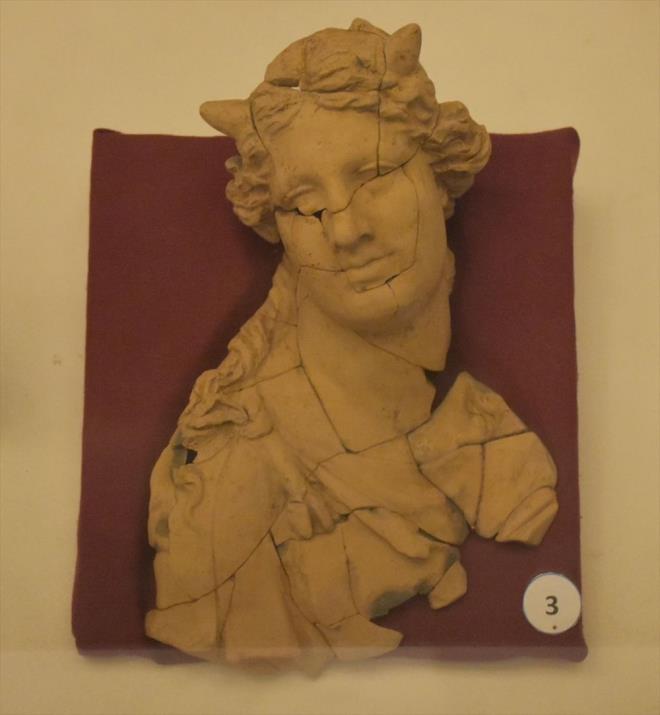 Toparlak, 2016 ylndaki kaz srasnda yaklak bir metre boyunda mermerden yaplm Ana Tanra Kibele heykelinin bulunduunu anmsatarak "Srdrlen almalar neticesinde Kibele'nin partner paralar da bulundu. Bu kale ayn zamanda askeri alan olarak da kullanlm. Dneme ait sava malzemeleri ve sikkeler bulduk. Bunlar zerinden blgenin, zellikle kalenin tarihi kodlamasna ulatk. Bu manada kalenin 2 bin 300 yllk tarihi olduunu tespit ettik" dedi.