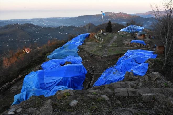 Ordu Mze Mdrl bakanlnda ve Ankara Hac Bayram Veli niversitesi Edebiyat Fakltesi Arkeoloji Blm Bakan Prof. Dr. Sleyman Ycel enyurt'un bilimsel danmanlndaki kazlara geen yl kalenin kuzey ksmnda devam edildiini aktaran Toparlak, "Kale sadece sava ve askeri alanda kullanlmam, ritel alanlarda da etkinliklerin olduuna ahit olduk. Bunun en byk verisi olan 20'yi akn pimi topraktan yaplm bst ve masklara rastladk. Ayn zamanda yaam alanlarna dair kltr varlklarna da rastladk" diye konutu.