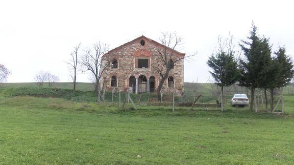 "Eski Deimenky, esas Deirmenky oras, Germiyan olarak geiyor. Defineciler kaza kaza kalbur gibi yaptlar. Bir ey brakmadlar, altna girdiler 3 metre. ok gzel bir yapyd ama berbat ettiler."