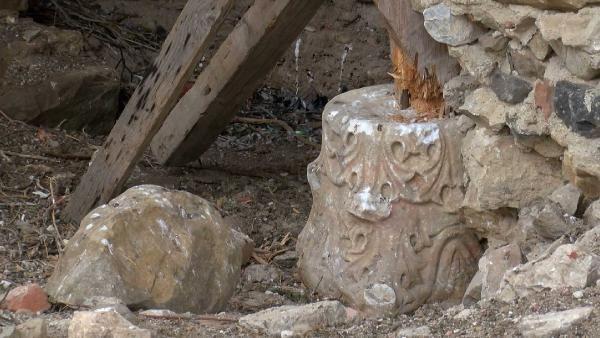 Zeminde derin ukurlar alrken, ahap stunlarn altnda bulunan oymal mermerlerden ise sadece biri duruyor. erideki merdivenlerin yars km, duvarlarndaki kabartmalarda yok olmu durumda.