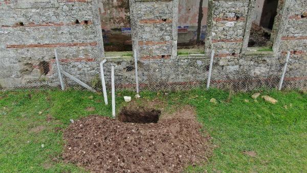 Kilisenin dnda hemen yannda ise alan bir ukur daha bulunuyor. Ayrca kilisenin hemen nnde bulunan aacn da alt kazlm durumda.