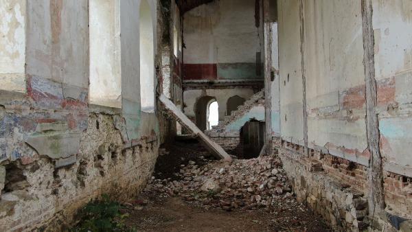 "Korumaya alnmad, o zaman korumaya alacaklarn sylediler ama korumaya almadlar. Gece giden orada alyor, 'burada para var, burada para var', para aryorlar yani orada. Bir ara samanlk olarak kullanld oras. Harabe gibi."