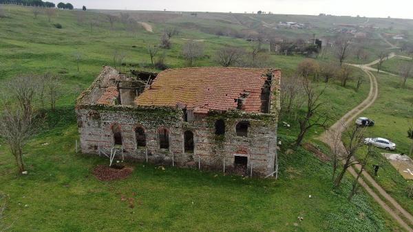 Tarihi kilise bakmszlktan yllar iinde harap olurken bir de defineciler tarafndan tahrip ediliyor. Define aramak evresinde iin insan boyu iinde ise metrelerce ukurlarn kazld kilise glkle ayakta duruyor. Blgede yaayan kyllere gre defineciler kaza kaza kiliseyi kalbura evirdi.