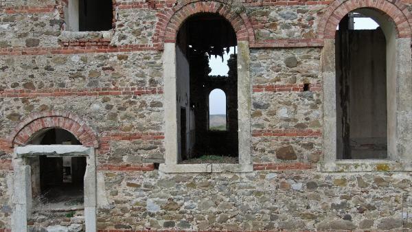 Duvarlar kald  <br>  Bir dier mahalleli Tunay Yaar ise, "Defineciler var, yllardr oradalar. Ben hayvanclk yaptm 25 sene, 80'den sonra 2000'e kadar her akam geliyorlard. Harap olduunu grdm, gidip bir iki kere grdm, ok da derin kazmlar u anda. Terk edildi, yklmak zere artk, kala kala duvarlar kald, atsnda zaten bir ey kalmad" diye konutu.