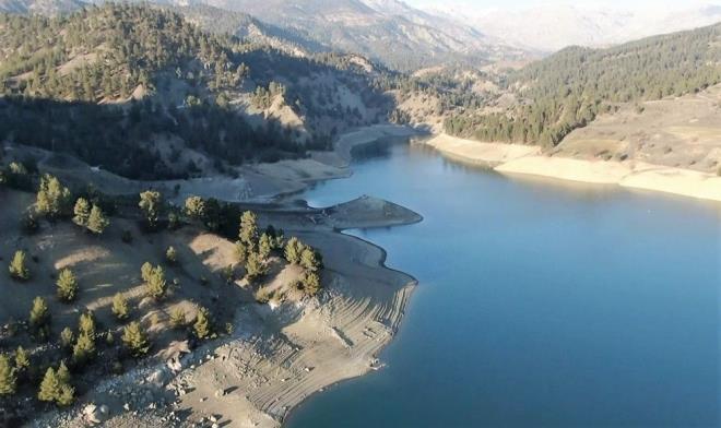 Sr Baraj'nda sularn azalmasyla gn yzne kan kyn ardndan yine ayn iledeki Menzelet Baraj iinde de bir yerleim yeri sularn ekilmesiyle ortaya kt.