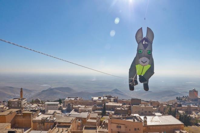 "EEKLER, MARDN'N KLTR VE PARASI"  Mardin'in tarihi bir kent olmas, sokaklarn dar ve corafik konumu nedeniyle de oka merdiven bulunduuna dikkat eken Mungan, "Aralarn giremedii o dar sokaklarda btn ykmz eekler tayor. Bu eekler artk Mardin'in bir kltr, bir paras. Bu nedenle ben de eeklerden 3 boyutlu uurtma yapp spasyla birlikte uurdum. Bizim kltrlerimizden biridir eekler. O yzden eek uurtmas yapmaya karar verdim.