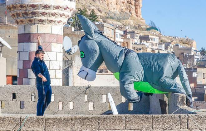 8 metre byklnde byk bir eek yaptm. Olduka da ilgi toplad. Spasn da yaptm ve ayn zamanda ikisini de uuruyorum. Olduka sevilen bir eek karakter uurtmas oldu. Bu ekilde uurtmalarm tantmaya devam edeceim. Bu uurtmalar yapmak 2 aym ald. nk paralar tek tek kesip, dikip, 3 boyutlu yaparak uuruyorum" diye konutu.
