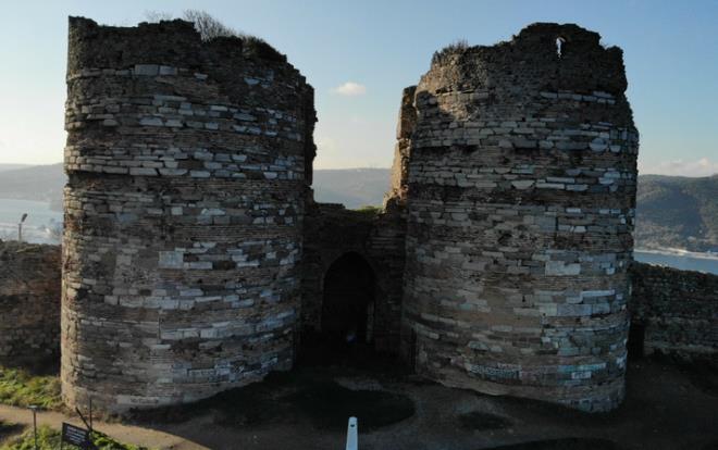 STANBUL Boaz?nn Karadeniz?e ald Beykoz Anadolu Kava srtlarnda yer alan Yoros Kalesi yln her mevsiminde ziyaret edilebiliyor.