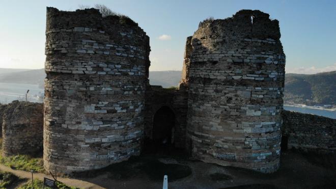 Kirlilik kadar ziyaretilerin tarihi surlar ilan panosu gibi kullanarak yazlarla donatt grlyor.
