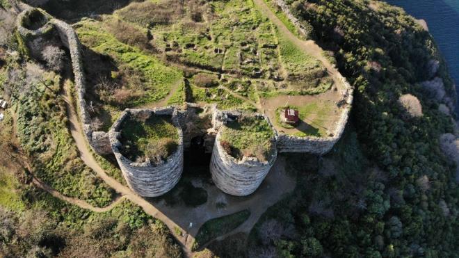 Tarihi kalenin kontrolsz girilen alanlarna braklan plerin oluturduu kirlilik gze arparken; merubat kutular, cam ieler ve plastik atklarn fazlal tarihi alann hoyrata kullanldn gzler nne seriyor.