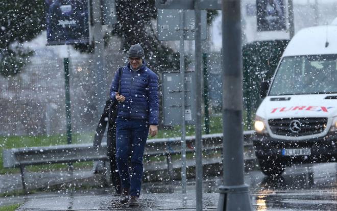 STANBUL'un ime suyunun yzde 80'ninden fazlas kurudu. Kuraklk tehdidi her geen gn byrken, meteorolojiden sevindiren haber geldi. Yasz geen sonbahar ve k aylar nedeniyle kuruyan barajlar iin stanbul'da bir hafta boyunca ya mjdesi geldi. Meteoroloji kar ya iin de tarih verdi. Sibirya souklar ile birlikte yolu gzlenen kar ya bu ay iinde gelecek. te stanbul ve Trkiye geneli iin yamur ve kar mjdesinin ayrntlar...