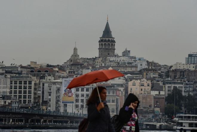 stanbul'un barajlarndaki doluluk oran alarm seviyesine gelirken, sevindirici haber Meteoroloji Genel Mdrl'nden geldi. stanbul'da yarn saanak yamur etkili olacak. aramba gn ise yamur duracak ve yerini gneli havaya brakacak. Perembe gn ise saanak yamur, tam 1 hafta boyunca etkisini hissettirecek.Yetkililer, stanbullular sel basknlarna kar uyararak, yanlarna emsiye ve yamurluk alarak yola kmalar uyarsnda bulundu.