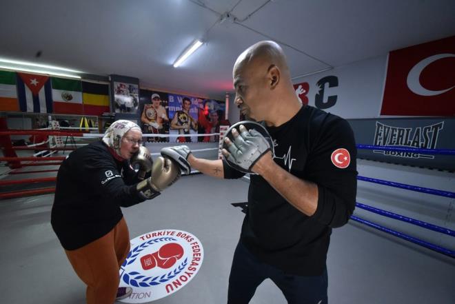 Gemite ziyaret ettii baz Avrupa lkeleri ile ABD'de, parkinson hastalarnn rehabilitasyon merkezlerinde boksla ilgilendiini grd. Doktorlarnn da tavsiye etmesi zerine boks yapmak iin bir spor salonuna kaydoldu.