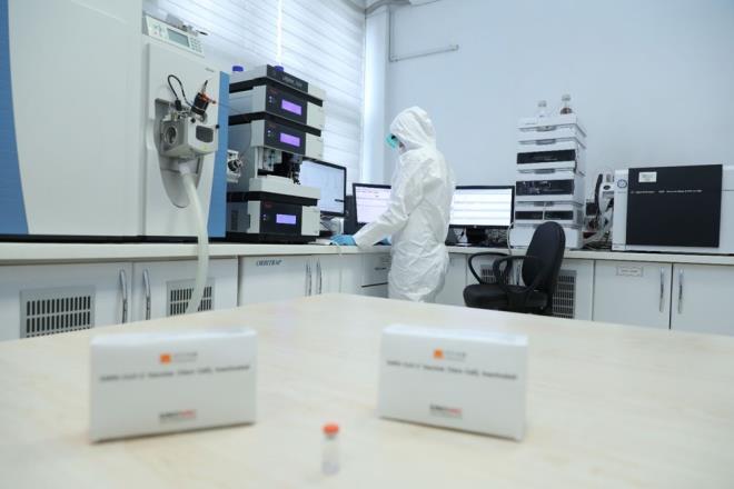 A�I ���N MHRS �ZER�NDEN RANDEVU ALINACAK  �te yandan Sa�l�k Bakanl���, uygulanacak olan Covid-19 a��s�n�n, Aile Sa�l��� Merkezleri ile kamu, �zel ve �niversite hastanelerinde olu�turulacak Covid-19 a�� uygulama birimlerince yap�laca��n�, a�� olacak vatanda�lar�n ise bu birimlere MHRS (Merkezi Hastane Randevu Sistemi) �zerinden alacaklar� randevu ile ba�vuracaklar�na ili�kin 81 ilin sa�l�k m�d�rl�klerine yaz� g�nderdi.