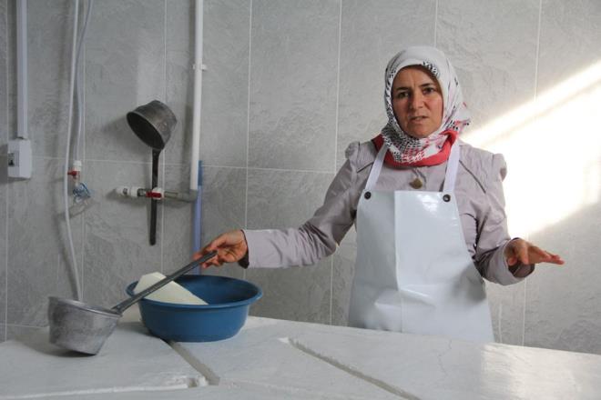 Kendisinin de r�yalar�nda y�kad��� cenazeleri g�rd���n� ama �ok g�zel g�rd���n� anlatan Bozkurt, ?Baz� y�kad���m cenazeler r�yalar�ma girebiliyor. R�yalar�mda bazen bana cenazeler hediye de getiriyorlar. Bir g�n cenazesini y�kad���m bir teyze r�yama girdi. Bana biri ye�il, biri k�rm�z� iki �rt� getirmi�ti. Canl� gibiydi. Ald�m, koydum. Sabah kalkt�m, �rt�leri koydu�um yere bakt�m. Ger�ek gibiydi. Korkmad�m, korkmuyorum b�yle �eylerden. �ok g�zel, ben al��t�m, i�imi seviyorum? dedi.