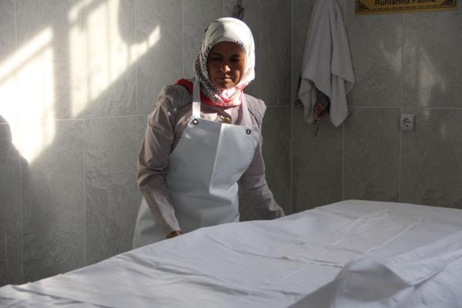 Mezitli Belediye Ba�kan� Ne�et Tarhan?�n g�reve ba�lamas�n�n ard�ndan Mezitli Mezarl���nda �al��maya ba�lad���n� dile getiren Bozkurt, yapt��� i�in �ok zor oldu�unu, ancak mesle�ini sevdi�ini vurgulad�. �zellikle i�inin duygusal y�k�n�n a��rl���na dikkat �eken Bozkurt, bug�ne kadar binlerce �l� y�kad���n� belirterek, etkilendi�i �l�mleri ��yle anlatt�:    ?�ocuklar, gen�ler, gen�lerin intihar�, kazalarda �lenler etkiliyor beni. Mesela d���n davetiyesini da��tmaya giden gen�lerin ikisi de kazada �l�yor. Onu y�kad�ktan sonra annesi ?Gelinli�ini giydir? diye istekte bulunuyor. Bu �ok etkiliyor insan�. �ok zor, s�k�nt�l� ama g�revimizi hakk�yla yapmaya �al���yoruz. �b�r tarafta da bunun sorumlulu�u var bize. O anda g�revimizi tam yapabilmenin mutlulu�u oluyor ama �z�l�yoruz da tabi. Beni en �ok etkileyen bebeklerin, gen�lerin �l�m�. 20 y�ld�r yatalak olan bitkisel hayattaki birinin cenazesi de �ok etkilemi�ti. Kafas�n�n yar�s� ��r�m��t� ve ya�arken v�cudu kurtlanm��t�. Onu y�kam��t�m. Onun �ekti�i ac�lar� d���n�nce tabi ki �ok �z�l�yorsun? ifadelerini kulland�.