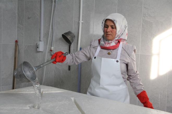 Herkesin korktu�u, kimsenin cesaret edemedi�i i�i yapan gassal Emine Bozkurt, 25 y�ld�r �l�leri y�kay�p son yolculuklar�na u�urluyor. Babas� da bir gassal olan Bozkurt, mesle�i babas�ndan ��rendikten sonra 20 ya��nda hay�r i�in cenaze y�kamaya ba�lad�.