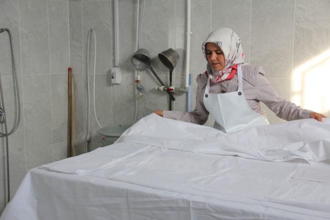 Ak�am eve gitti�inde, gece yata�a ba��n� koydu�unda o g�revi yapman�n huzuru ve mutlulu�unu ya�ad���n� s�yleyen Bozkurt, ?Ama �zellikle gen� ya�ta vefat edenlerin annelerinin ya�ad�klar�ndan �ok etkileniyoruz. Biz de onlarla birlikte a�l�yoruz. Bebekleri, anneleri y�k�yoruz. O bebeklerin annelerini, o annelerin �ocuklar�n� g�r�yoruz ve �z�l�yoruz. Zor bir durum? �eklinde konu�tu.