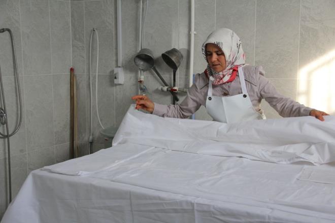 Mesle�iyle ilgili yak�nlar�n�n, etraf�ndakilerin tepkilerini de payla�an Emine Bozkurt, ?Benden herkes korkuyor. ?Nas�l yapabiliyorsun? diye soruyorlar. Baz�lar� yan�mdan kalk�p gidiyor. Ama ben yine de bir�ok ki�iye cenaze y�kamay� ��rettim. ��retti�im birisi �ok istemi�ti ama ?Cenaze geldi, sabaha kadar yan�mda oturdu. Kap�lar, pencereler a��l�yor, nereye baksam orada cenazeyi g�r�yorum. Ben yapamayaca��m? dedi. Uyuyamam�� sabaha kadar? diye konu�tu.