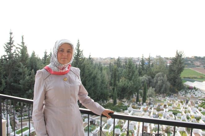 Daha sonra Mersin?in merkez Mezitli il�esinde Mersin B�y�k�ehir Belediyesine ba�l� Mezitli Mezarl���nda �al��maya ba�layan evli ve iki �ocuk annesi 46 ya��ndaki Bozkurt, mesle�e ba�lama hikayesini gazetecilere anlatt�.