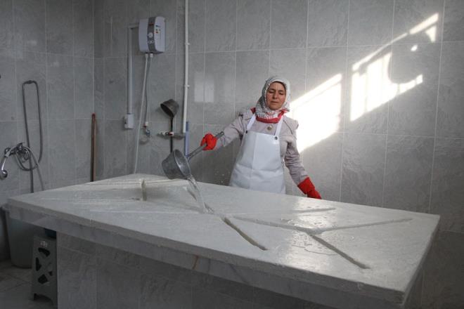 Mesle�ini sevdi�ini ve herkesin yapmas�n� istedi�ini belirten Bozkurt, ?Bu, hepimizin yapmas� gereken bir farz-� kifaye. Baz�lar�n�n yapmas�yla baz�lar�n�n �zerinden o sorumluluk d���yor. Zor ama bunun yap�lmas� gerekiyor. Ben severek yap�yorum. Bebekleri seviyorum. Baz� cenazeler �ok kararm�� oluyor, baz�lar�n�n da v�cudu �ok g�zel, o anda rahata ermi�, sana g�l�yor gibi. Hatta bir g�n elimi tutan bir cenaze oldu. Elini y�karken katlan�verdi ve elim i�inde kald�. Nas�l oldu�unu anlamad�m. ?Acaba ya��yor mu? Bir yanl��l�k m� var?? diye bakt�m, kalp at���n� dinledim ama ya�am�yordu. Bir g�n de bir anneyi y�kad�m, kefenledim, g�zelce �rt�s�n� ba�lad�m ve �ocuklar�n� �a��rd�m. �ocuklar� anneleriyle vedala��p ��kt�lar, bakt�m g�z�nde bir damla ya� var. B�yle ilgin� anlar da ya�ad���m oluyor? ifadelerini kulland�.