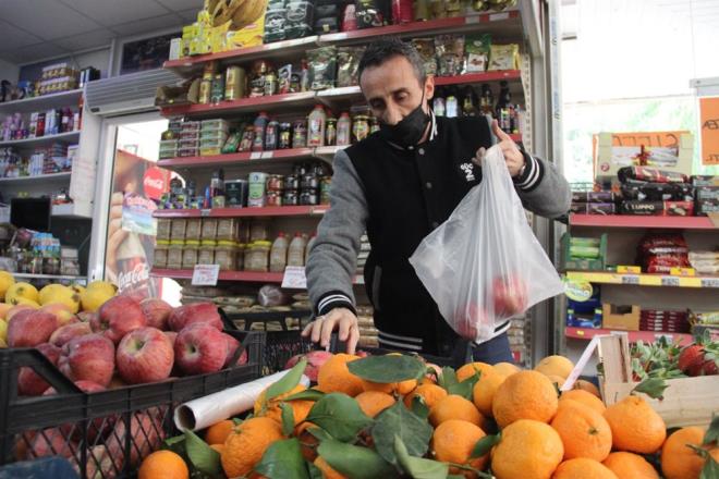 Hac�hamdio�lu , ?Alanya?m�z�n de�eri olan avokadonun �ekirde�i hem ��pe gitmesin hem de de�er kazans�n istedik. Pandemi d�neminde vatanda�lar�m�za az da olsa destek olur diye d���nd�k. �ok iyi talep ald�k. Vatanda�lar�m�z�n avokado �ekirdeklerini i�in de�erlendirmesini istiyoruz. ��pe gitmesin getirsinler bize de�erlendirelim. Mesela 40 �ekirdek getiren ki�i, an ilgi �ok iyi, �zellikle mahalle halk� �ekirdek getirerek  markette bulunan �r�nlerden 40 liral�k al��veri� yapabiliyor. �ual��veri� yapabiliyor? dedi.