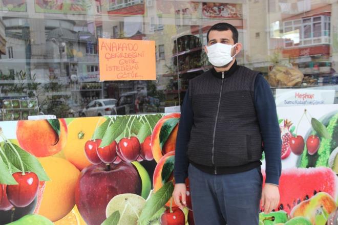 1 avokado �ekirde�inin 1 lira olarak de�erlendirilen i� yerine vatanda�lar, y�zlerce �ekirdek getirerek temel g�dan tut bakliyat ve meyve sebzeye kadar �ok say�da �r�n� ald�.