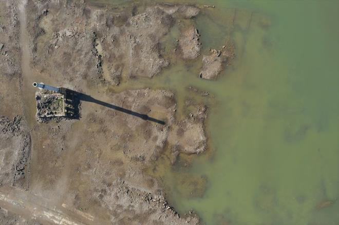 Ge�en y�lki doluluk oran� rakamlar�na g�re Tahtal� Baraj� y�zde 65'ten y�zde 39'a, Ala�at� Kutla Akta� Baraj� y�zde 52'den y�zde 41'e, G�zelhisar Baraj� y�zde 64'ten y�zde 49'a, G�rdes Baraj� y�zde 8'den y�zde 4'e, �rkmez Baraj� y�zde 59'dan y�zde 49'a geriledi.