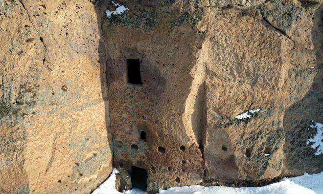 Vadide yap�lan ara�t�rmalarda baz�lar� katl� 400 civar�nda ma�ara evin ve �e�itli ibadethanelerin tespit edildi�ini bildiren Aktekin, ��yle konu�tu:  <br>  "Yap�lar�n b�y�k b�l�m�n�n giri�i depremler, ��kmeler ve toprak kaymalar� sonucu kapanm�� durumda. Vadide do�al bir ortam var. Zengin floraya sahip S�tey Yaylam�za atl� turlar d�zenlemeyi ve bitki foto�raf��l���n� geli�tirmeyi planl�yoruz. L�ks turizm hareketlerinden uzakla�ma ba�lad�. Turistler daha �ok do�al ve abart�l� olmayan yerlerde konaklamak, do�al yiyeceklerle beslenmek istiyor. Bu ihtiya�lardan yola ��karak burada ekoturizmi geli�tirmeyi hedefledik. Bu sayede yeni bir ekonomik alan a�arak insanlar�n tarihi ve do�ay� daha �ok korumalar�n� sa�lay�p bu yap�lar� gelecek ku�aklara aktarmay� planl�yoruz"