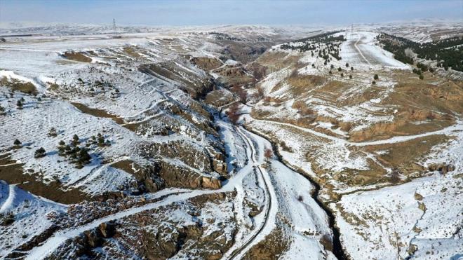 Ahlat Kaymakaml���nca, Cumhurba�kan� Recep Tayyip Erdo�an'�n imzas�yla "Kesin Korunacak Hassas Alan" ilan edilen Madavans Vadisi'nin turizme kazand�r�lmas� amac�yla �al��ma ba�lat�ld�.