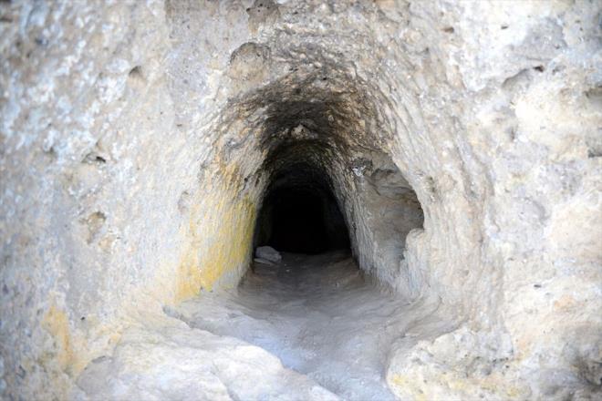 �l�emizdeki kaz�larda g�rev yapan bilim insanlar�ndan ald���m�z bilgilere g�re, burada neolotik d�nemden beri ya�am izlerine rastlanm��, 1800'l� y�llara kadar da aktif kullan�lm��. Alanla ilgili eski foto�raflar elde ettik. Foto�raflarda ger�ekten alanda �ok �zel s�slemelerin ve g�zel yap�la�man�n oldu�unu g�rd�k.  Foto�raflardan faydalanarak asl�na uygun �ekilde ilk etapta 4 ma�ara evi ve ibadethaneyi restore edip eski g�r�nt�s�ne kavu�turmay� planl�yoruz. Projeyle amac�m�z vadideki binlerce y�ll�k ya�am�n izlerini nostaljik de olsa canland�rmak, insanlar� buraya �ekerek do�al ve tarihi g�zellikleri doya doya ya�atmak"