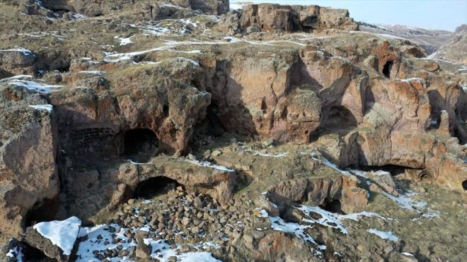 Projeyle, Kulaks�z ile Taht�s�leyman mahallelerinin �st k�sm�nda yer alan ve tarih boyunca bir�ok medeniyete ev sahipli�i yapan vadideki ma�ara evlerin asl�na uygun restore edilmesi, y�r�y�� yollar�, rekreasyon �al��malar�, bak� teras�, kamp alanlar�, hobi bah�eleri ve k�r kahveleriyle ge�mi�e ait izlerin gelecek nesillere aktar�lmas� hedefleniyor.