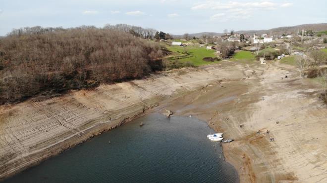 Yine Sazldere ve merli barajlarnda da temizlik ekipleri, alamaya balad. almalar, 15 gn iinde tm barajlar kapsayacak ekilde yaygnlatrlacak.