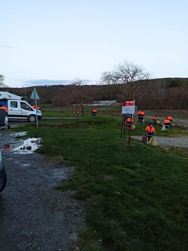 merli Baraj?nda suyun ekilen noktalarnda pler, tel bahe itleri, hayvan kemikleri, kmas dikkat ekti. Barajlardan kan pleri ekipler temizleme almas yapt.