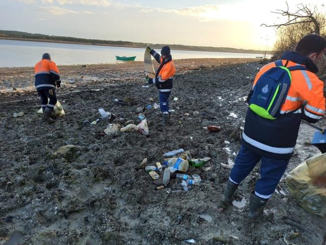 stanbul?da beklenen yamurun yamamas sonucu barajlardaki doluluk son 10 yln en dk seviyesine indi. Sularn ekildii alanlarda ise vatandalar tarafndan doaya atlan pler ortaya kt.