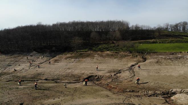 TERKOS'A 15 ARA, 100 PERSONEL  Baraj temizlik almalarnn hayata geirildii ilk nokta, Avrupa Yakas?ndaki Terkos oldu. STA ekipleri, 15 ara ve 100 personel ile buradaki baraj glnn kysndaki atklar temizlemeyi srdryor.