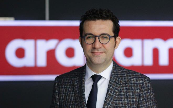 ?Aralk aynda yaanan dn ardndan 2021'in ilk gnlerindeki verilere baktmzda satlarda henz bir art veya ivmelenme olduunu syleyemeyiz" diyen arabam.com Pazarlama Direktr Dr. Naim etintrk ikinci el otomobil pazaryla alakal, "Yln son iki ayndaki durgunluk sonras satlarn benzer seviyelerde devam ettiini gryoruz. Ekonomideki gelimeler, zellikle Trk Liras'nn deer kazanmay srdrmesi fiyatlardaki geri ekilmenin devam edebileceine iaret ediyor. Ancak rakamlar belirli seviyeleri grd iin, satc ve alclar dmeye balayan yeni fiyatlara temkinli yaklayor? dedi. te etintrk'n ngrleri...