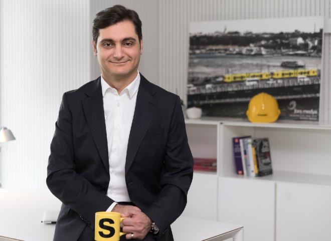 ?Corona virs salgnn balamasyla birlikte, salk endielerinden kaynakl olarak birok insan, toplu ulam yerine imknlar lsnde bir ara satn almaya yneldi" diyen sahibinden.com Pazarlamadan Sorumlu Genel Mdr Yardmcs Nazm Erdoan, "Salgnn etkisiyle birok lkede eitli kstlamalara gidilirken, byk otomobil reticileri de retimlerini ksma ve hatta durdurma noktasna geldi. Bu durum sfr ara arznda ciddi sknt yaratrken, ikinci el ara piyasasndaki talebi tetikleyen ve dolaysyla fiyatlarn ykselmesine sebep olan dier bir etken oldu? dedi. te Erdoan'n ngrleri...